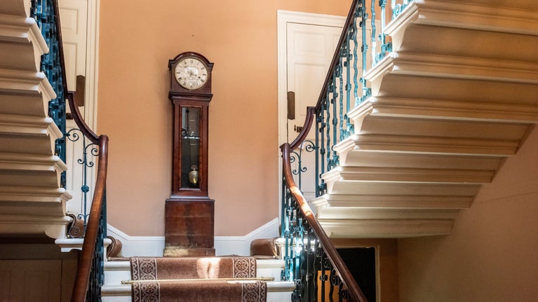 Y grisiau yn y fila yn Llanerchaeron, Ceredigion